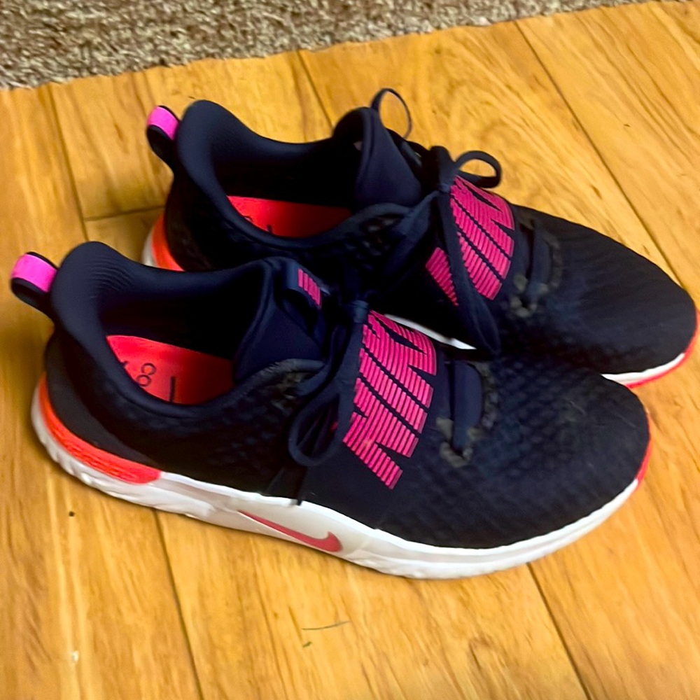 NIKE RENEW TENNIS SHOE